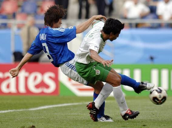 Keiji Tamada (Japan, li.) gegen Ricardo Osorio (Mexico) Fußball Länderspiel Herren Confederationscup 2005, Confederations Cup, Konföderationencup, Konföderationen, ConfedCup, Confed Gruppe Hannover Dynamik,