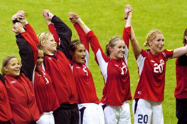 Schlußjubel Norwegen v.re.: Lise Klaveness, Marianne Paulsen und Ingvild Stensland bejubeln den Finaleinzug Fußball EM Damen Europameisterschaft 2005, Frauen, Frauenfußball, Halbfinale, Länderspiel, Vdig Gruppe Warrington Freude, Begeisterung,