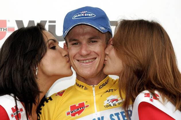 Der Träger des gelben Trikots, Michael Rogers (Australien Quick Step) genießt die Siegerküsse von beiden Seiten Radsport Herren Tour de Suisse 2005, ProTour, Straßenradsport, Straße, Rad Gruppe 7. Etappe Einsiedeln - Genk Freude,
