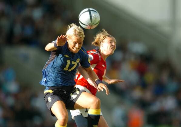 Anna Sjöström (li., Schweden) gegen Unni Lehn (Norwegen) Fußball EM Damen Europameisterschaft 2005, Länderspiel, Nationalmannschaft, Nationalteam, Halbfinale, Vdig Gruppe Frauen, Frauenfußball Warrington Dynamik,