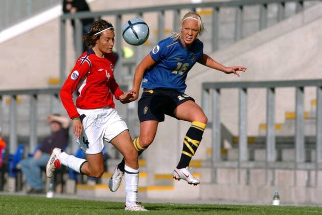 Caroline Seger (re., Schweden) gegen Ingvild Stensland (Norwegen) Fußball EM Damen Europameisterschaft 2005, Länderspiel, Nationalmannschaft, Nationalteam, Halbfinale, Vdig Gruppe Frauen, Frauenfußball Warrington Dynamik,