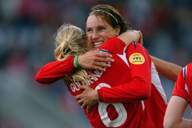 Ingvild Stensland (re.) und Solveig Gulbrandsen (beide Norwegen) - Torjubel Fußball EM Damen Europameisterschaft 2005, Länderspiel, Nationalmannschaft, Nationalteam, Halbfinale, Vdig Gruppe Frauen, Frauenfußball Warrington Freude,