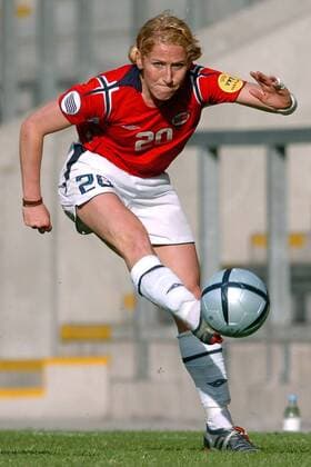 Lise Klaveness (Norwegen) zieht ab Fußball EM Damen Europameisterschaft 2005, Länderspiel, Nationalmannschaft, Nationalteam, Halbfinale, Vdig Einzelbild Frauen, Frauenfußball Warrington Dynamik,