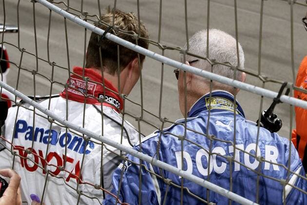 Ralf Schumacher (Deutschland Toyota, li.) nach seinem Unfall im Gespräch mit Rennarzt Gary Hartstein (USA) Motorsport Grand Prix Herren Großer Preis der USA 2005, Formel 1 Weltmeisterschaft, F1, F, GP, WM, Gruppe Indianapolis