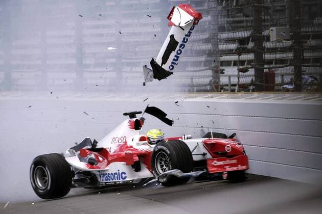 Ralf Schumacher (Deutschland Toyota) bei seinem schweren Unfall im Training zum Großen Preis der USA in Indianapolis (Serie 3 5) Motorsport Grand Prix Herren Großer Preis der USA 2005, Formel 1 Weltmeisterschaft, F1, F, GP, WM, Einzelbild Indianapolis Dynamik,