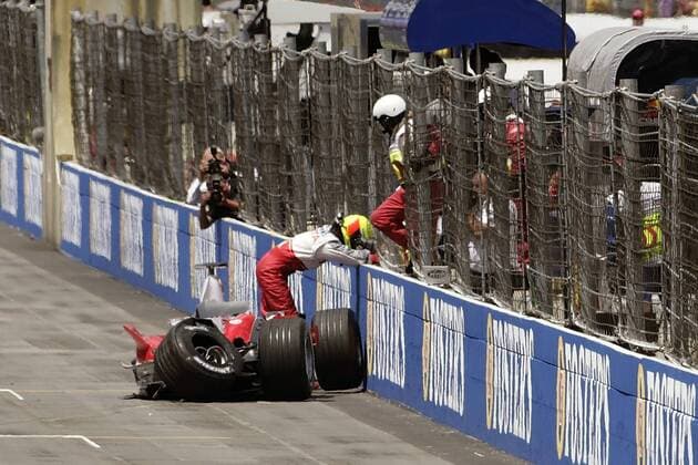 Ralf Schumacher (Deutschland Toyota) steht nach seinem schweren Unfall im Training zum Großen Preis der USA in Indianapolis enttäuscht an der Werbebande Motorsport Grand Prix Herren Großer Preis der USA 2005, Formel 1 Weltmeisterschaft, F1, F, GP, WM, Totale Indianapolis Enttäuschung,