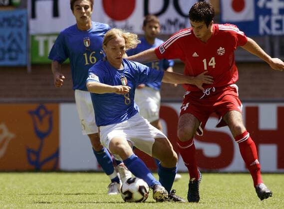 Lorenzo Carotti (Italien U20, li.) gegen David Edgar (Kanada U20) -  Fußball WM Herren U 20 Junioren Weltmeisterschaft 2005, Länderspiel, Gruppe E Gruppe Kerkrade Dynamik,