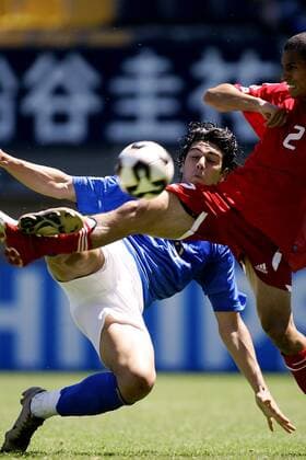 Graziano Pelle (Italien U20, li.) gegen Graham Ramalho (Kanada U20) -  Fußball WM Herren U 20 Junioren Weltmeisterschaft 2005, Länderspiel, Gruppe E Gruppe Kerkrade Dynamik, Kampf,