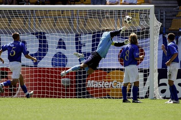 Torwart Emiliano Viviano (Mitte) streckt sich vergeblich, daneben Andrea Coda (li.) und Lorenzo Carotti (2.v.re., alle Italien U20) -  Fußball WM Herren U 20 Junioren Weltmeisterschaft 2005, Länderspiel, Gruppe E Gruppe Kerkrade Dynamik,