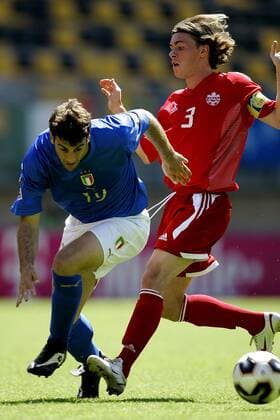 Nicolas Ledgerwood (Kanada U20, re.) gegen Francesco Nieto (Italien U20) -  Fußball WM Herren U 20 Junioren Weltmeisterschaft 2005, Länderspiel, Gruppe E Gruppe Kerkrade Dynamik,