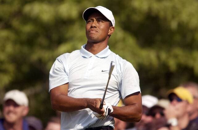Eldrick Tiger Woods (USA) schaut seinem Schlag skeptisch hinterher - (Icon7170007) Golf Herren US Open 2005, Golfen, PGA Tour Einzelbild Pinehurst EDITORIAL USE ONLY