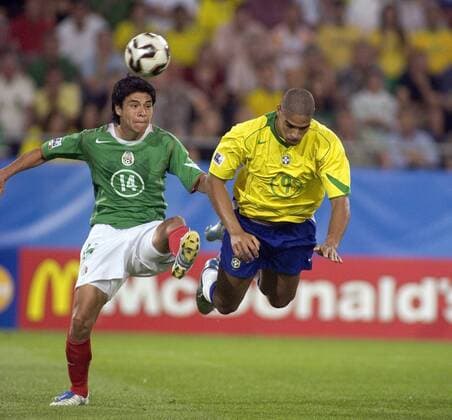 Adriano (Brasilien, re.) kommt im Zweikampf mit Gonzalo Pineda (Mexico) zu Fall Fußball Länderspiel Herren Confederations Cup 2005, Länderspiel, Confederationscup, Konföderationencup, Konföderationen Gruppe Gruppe B Hannover Dynamik,