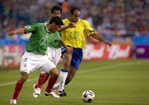 Emerson (Brasilien, re.) gegen Carlos Salcido (Mexico) Fußball Länderspiel Herren Confederations Cup 2005, Länderspiel, Confederationscup, Konföderationencup, Konföderationen Gruppe Gruppe B Hannover Dynamik,