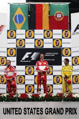 Keiner kann sich freuen - v.li.: Rubens Barrichello (Brasilien), Sieger Michael Schumacher (Deutschland beide Ferrari), Tiago Monteiro (Portugal Jordan) skeptisch auf dem Podium, nahmen beim Großen Preis der USA 2005 doch nur sechs Fahrer teil Motorsport Grand Prix Herren Großer Preis der USA 2005, Formel 1 Weltmeisterschaft, F1, F, GP, WM, Skandalrennen Gruppe Indianapolis Speedway Indianapolis Nachdenklichkeit, Skepsis,