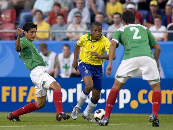 Robinho (Brasilien, Mitte) gegen Ricardo Osorio (Mexico, li.) Fußball Länderspiel Herren Confederations Cup 2005, Länderspiel, Confederationscup, Konföderationencup, Konföderationen Gruppe Gruppe B Hannover Dynamik,