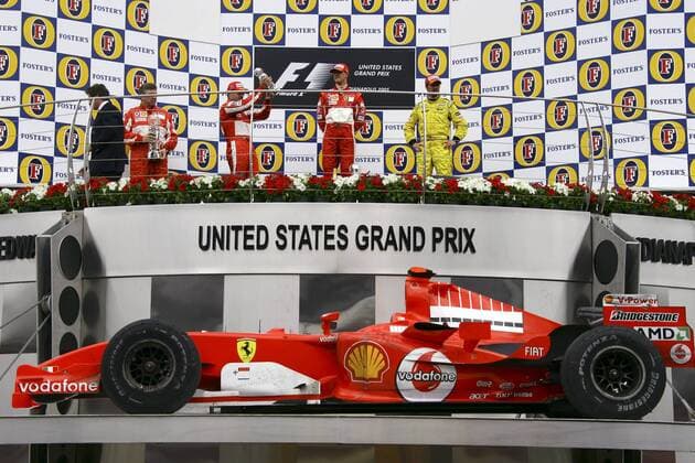 Siegerehrung hinter dem Siegerauto von Ferrari - Getrübte Stimmung auf dem Podium, v.li.: Technikdirektor Ross Brawn, Rubens Barrichello (Brasilien), Sieger Michael Schumacher (Deutschland alle Ferrari) und Tiago Monteiro (Portugal Jordan) Motorsport Grand Prix Herren Großer Preis der USA 2005, Formel 1 Weltmeisterschaft, F1, F, GP, WM Gruppe Indianapolis