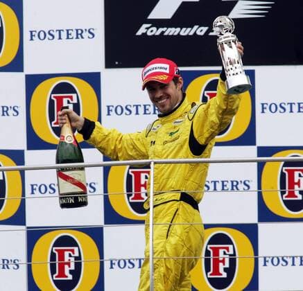 Tiago Monteiro (Portugal Jordan) freut sich auf dem Podium über seinen 3. Platz beim Großen Preis der USA 2005 - Ihm ist es scheinbar egal, dass aufgrund eines Boykotts der Michelin Teams nur sechs Fahrer mitfuhren Motorsport Grand Prix Herren Großer Preis der USA 2005, Formel 1 Weltmeisterschaft, F1, F, GP, WM Einzelbild Indianapolis Speedway Indianapolis Freude,