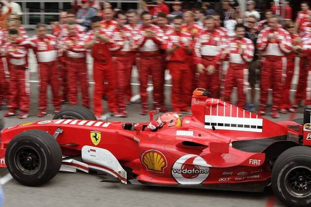 Michael Schumacher (Deutschland Ferrari) fährt unter dem Jubel seiner Mechaniker den ersten Saisonsieg ein Motorsport Grand Prix Herren Großer Preis der USA 2005, Formel 1 Weltmeisterschaft, F1, F, GP, WM Totale Indianapolis Freude,