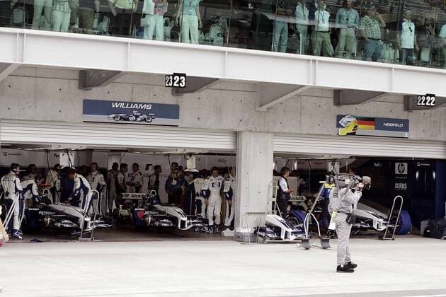 Beim GP der USA 2005 bleiben die Boliden von BMW Williams als Konsequenz aus den Reifenproblemen in der Box Motorsport Grand Prix Herren Großer Preis der USA 2005, Formel 1 Weltmeisterschaft, F1, F, GP, WM Totale Indianapolis