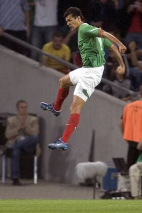 Jared Borgetti (Mexico) - Torjubel hoch über den Wolken Fußball Länderspiel Herren Confederationscup 2005, Confederations Cup, Konföderationencup, Konföderationen, Confedcup, Confed Einzelbild Hannover Höhe, Dynamik Begeisterung, Freude,