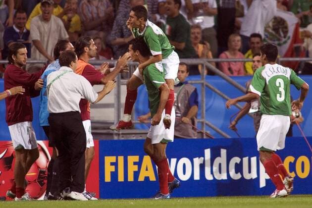 Torjubel Mexico - Torschütze Jared Borgetti (Mitte) trägt Ramon Morales auf den Schultern, die Ersatzspieler, u.a. Rafael Marquez (4.v.li.) freuen sich mit ihnen Fußball Länderspiel Herren Confederationscup 2005, Confederations Cup, Konföderationencup, Konföderationen, Confedcup, Confed Gruppe Hannover Freude,