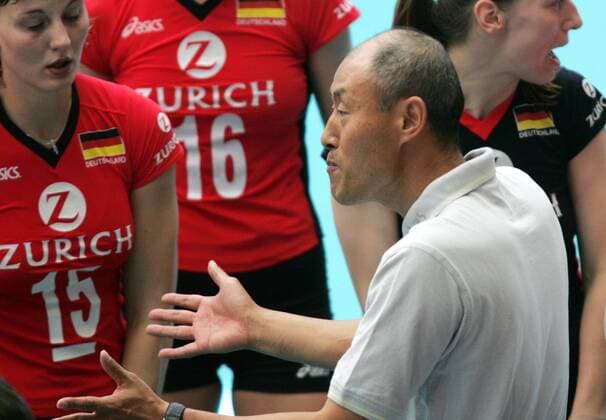 Bundestrainer Hee Wan Lee (Deutschland) gibt Anweisungen, Angelina Grün (li.) hört zu Volleyball Länderspiel Damen Weltmeisterschaftsqualifikation 2005, Länderspiel, Qualifikation, Gruppe Dresden