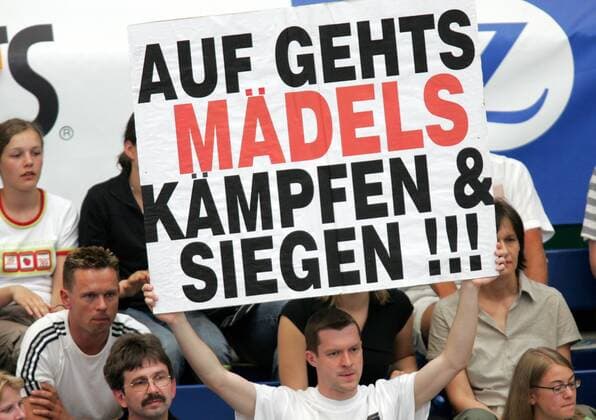 Fanplakat eines deutschen Fans mit der Aufschrift: AUF GEHTS MÄDELS KÄMPFEN UND SIEGEN Volleyball Länderspiel Damen Weltmeisterschaftsqualifikation 2005, Länderspiel, Qualifikation, Gruppe Dresden