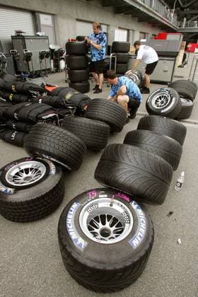 Früher als ursprünglich geplant können Techniker die Reifen von Michelin wieder einpacken Motorsport Grand Prix Herren Großer Preis von der USA 2005, Formel 1 Weltmeisterschaft, F1, F, GP, WM Gruppe Indianapolis