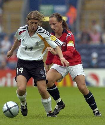 Britta Carlson (Deutschland, li.) am Ball vor Ane Stangeland (Norwegen) Fußball EM Damen Europameisterschaft 2005, Frauen, Frauenfußball, Länderspiel, Nationalmannschaft, Nationalteam, Gruppe Blackburn Dynamik,