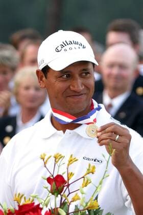 Michael Campbell (Neuseeland) präsentiert stolz seine Goldmedaille für den Sieg bei den US Open 2005 - (Icon914309) Golf Herren US Open 2005, PGA Tour, Golfen Einzelbild Pinehurst Freude, EDITORIAL USE ONLY