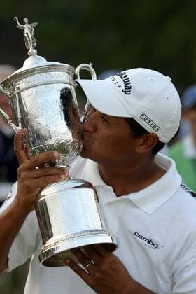 Sieger Michael Campbell (Neuseeland) küsst seinen Pokal - (Icon914311) Golf Herren US Open 2005, PGA Tour, Golfen Einzelbild Pinehurst Freude, EDITORIAL USE ONLY