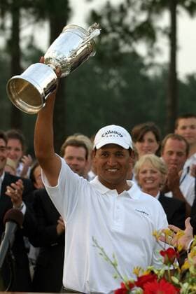 Sieger Michael Campbell (Neuseeland) präsentiert stolz seinen Pokal - (Icon914312) Golf Herren US Open 2005, PGA Tour, Golfen Einzelbild Pinehurst Freude, EDITORIAL USE ONLY