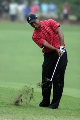 Eldrick Tiger Woods (USA) erwischt bei seinem Chip auch jede Menge Rasen - (Icon914330) Golf Herren US Open 2005, PGA Tour, Golfen Einzelbild Pinehurst EDITORIAL USE ONLY