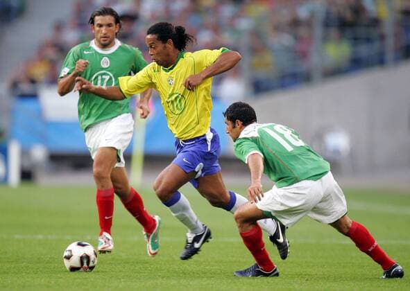 Ronaldinho (Brasilien, Mitte.) gegen Salvador Carmona (re.), Francisco Fonseca (beide Mexico) schaut zu Fußball Länderspiel Herren Confederations Cup 2005, Länderspiel, Confederationscup, Konföderationencup, Konföderationen Gruppe Gruppe B Hannover Dynamik,