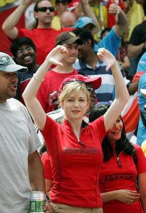 Fanproteste beim GP von Indianapolis - Enttäuschte Fans machen ihrem Unmut über die Ausführung des Rennens mit nur sechs Startern Luft Motorsport Grand Prix Herren Großer Preis von der USA 2005, Formel 1 Weltmeisterschaft, F1, F, GP, WM Einzelbild Indianapolis Enttäuschung,