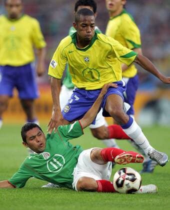 Robinho (Brasilien, re.) gegen Ramon Morales (Mexico) Fußball Länderspiel Herren Confederations Cup 2005, Länderspiel, Confederationscup, Konföderationencup, Konföderationen Gruppe Gruppe B Hannover Dynamik, Kampf,
