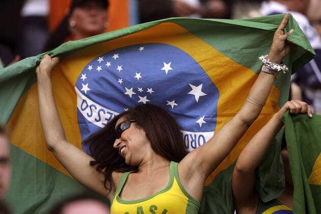 Weiblicher brasilianischer Fan tanzt ausgelassen mit der Nationalfahne Fußball Länderspiel Herren Confederations Cup 2005, Confederationscup, Konföderationencup, Konföderationen Einzelbild Hannover