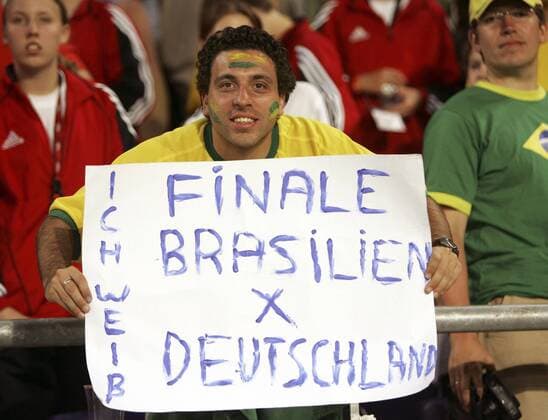 Brasilianischer Fan weiß: das Finale des Confederations Cup 2005 wird zwischen Brasilien und Deutschland stattfinden - er sollte sich getäuscht haben... Fußball Länderspiel Herren Confederations Cup 2005, Confederationscup, Konföderationencup, Konföderationen Einzelbild Nationalmannschaft, Nationalteam Hannover