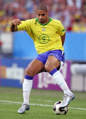 Adriano (Brasilien) am Ball Fußball Länderspiel Herren Confederations Cup 2005, Confederationscup, Konföderationencup, Konföderationen, Länderspiel Einzelbild Hannover Dynamik,