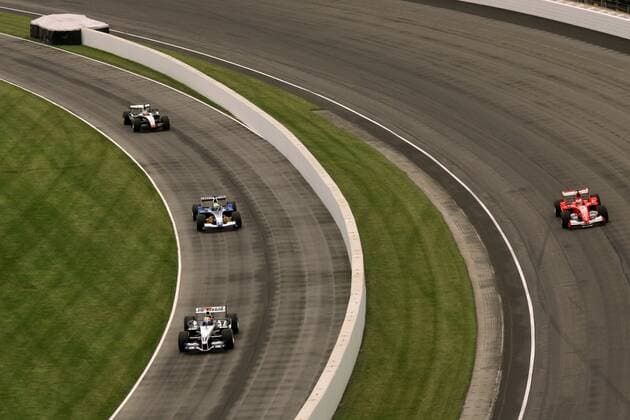 Mark Webber (Australien BMW Williams) fährt vor Felipe Massa (Brasilien Sauber Petronas) und Juan Pablo Montoya (Kolumbien McLaren Mercedes) in die Boxengasse, während Rubens Barrichello (Brasilien Ferrari) allein zum Start rollt Motorsport Grand Prix Herren Großer Preis von der USA 2005, Formel 1 Weltmeisterschaft, F1, F, GP, WM Totale Indianapolis