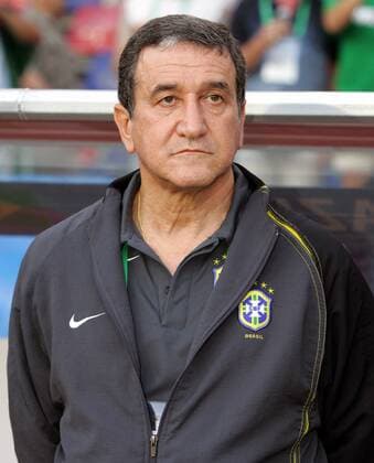 Nationaltrainer Carlos Alberto Parreira (Brasilien) nachdenklich Fußball Länderspiel Herren Confederations Cup 2005, Confederationscup, Konföderationencup, Konföderationen, Länderspiel Einzelbild Hannover Nachdenklichkeit,