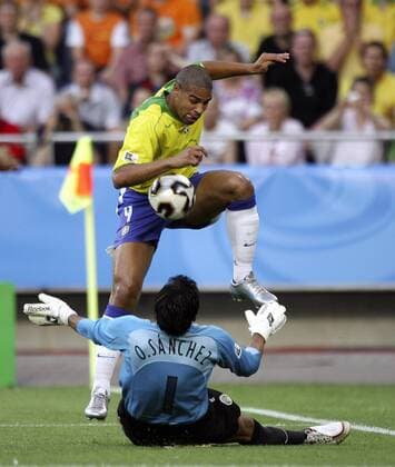 Adriano (Brasilien, hi.) überspringt Torwart Oswaldo Sanchez (Mexico) Fußball Länderspiel Herren Confederationscup 2005, Confederations Cup, Konföderationencup, Konföderationen, Confedcup, Confed Gruppe Hannover Dynamik,