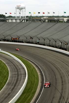 Michael Schumacher (Deutschland) vor seinem Teamkollegen Rubens Barrichello (Brasilien Ferrari) bei ihrem einsamen Rennen in Indianapolis Motorsport Grand Prix Herren Großer Preis von der USA 2005, Formel 1 Weltmeisterschaft, F1, F, GP, WM Totale Indianapolis