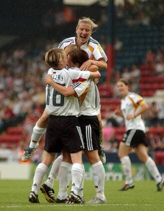 Anja Mittag (Deutschland, hi.) schließt sich dem Torjubel an Fußball EM Damen Europameisterschaft 2005, Frauen, Frauenfußball, Finale, Endspiel, Länderspiel Gruppe Blackburn Freude, Begeisterung,