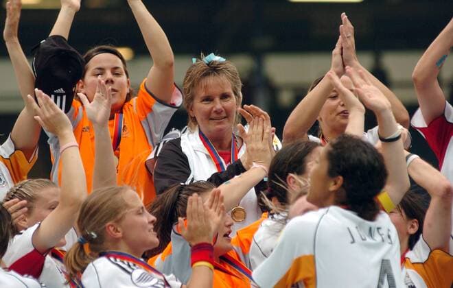 Bundestrainerin Tina Theune Meyer (Deutschland) inmitten ihrer jubelnden Spielerinnen Fußball EM Damen Europameisterschaft 2005, Frauen, Frauenfußball, Finale, Endspiel, Länderspiel Gruppe Medaille, Goldmedaille Blackburn Freude,