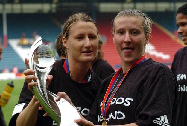 Die Europameister Sonja Fuss (li.) und Anja Mittag (beide Deutschland) mit der Siegertrophäe Fußball EM Damen Europameisterschaft 2005, Frauen, Frauenfußball, Finale, Endspiel, Länderspiel, Feier, feiern Gruppe Blackburn