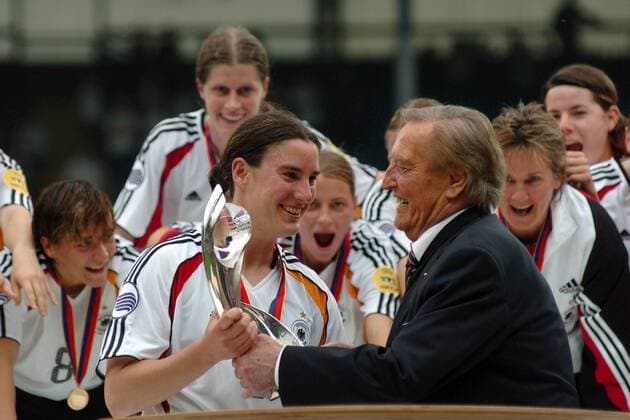 Birgit Prinz bekommt von DFB Präsident Gerhard Mayer Vorfelder (beide Deutschland) die Trophäe für den Gewinn der Europameisterschaft 2005 überreicht Fußball EM Damen Europameisterschaft 2005, Frauen, Frauenfußball, Finale, Endspiel, Länderspiel, Feier, feiern Gruppe Vorstand, Deutscher Fußballbund Blackburn Freude,