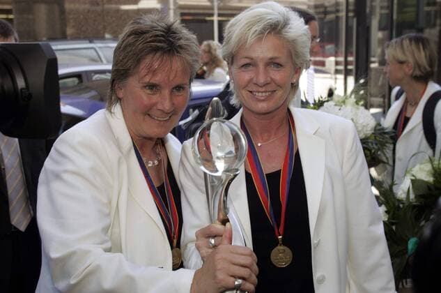 Deutschland ist Europameister 2005 - Bundestrainerin Tina Theune Meyer (li.) und Co Trainerin Silvia Neid (beide Deutschland) präsentieren bei der Ankunft auf dem Frankfurter Flughafen den Siegerpokal Fußball EM Damen Europameisterschaft 2005, Nationalmannschaft, Nationalteam, Frauen, Frauenfußball Gruppe Flughafen, Ankunft, Empfang Frankfurt M. Freude,