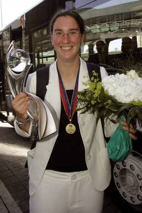 Deutschland ist Europameister 2005 - Birgit Prinz präsentiert bei der Ankunft auf dem Frankfurter Flughafen den Siegerpokal Fußball EM Damen Europameisterschaft 2005, Nationalmannschaft, Nationalteam, Frauen, Frauenfußball Einzelbild Flughafen, Ankunft, Empfang Frankfurt M. Freude,