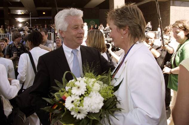 Deutschland ist Europameister 2005 - Bundestrainerin Tina Theune Meyer wird bei der Ankunft auf dem Frankfurter Flughafen von Bürgermeister Achim Vandreike (SPD Sportdezernent Frankfurt) mit einem Blumenstrauß empfangen Fußball EM Damen Europameisterschaft 2005, Nationalmannschaft, Nationalteam, Frauen, Frauenfußball Gruppe Flughafen, Ankunft, Empfang Frankfurt M.